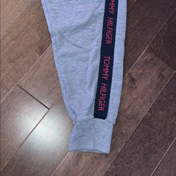 Tommy Hilfiger sweats - Picture 2 of 3